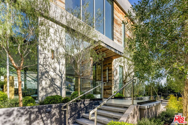 Property Photo:  1116 Chantilly Rd  CA 90077 