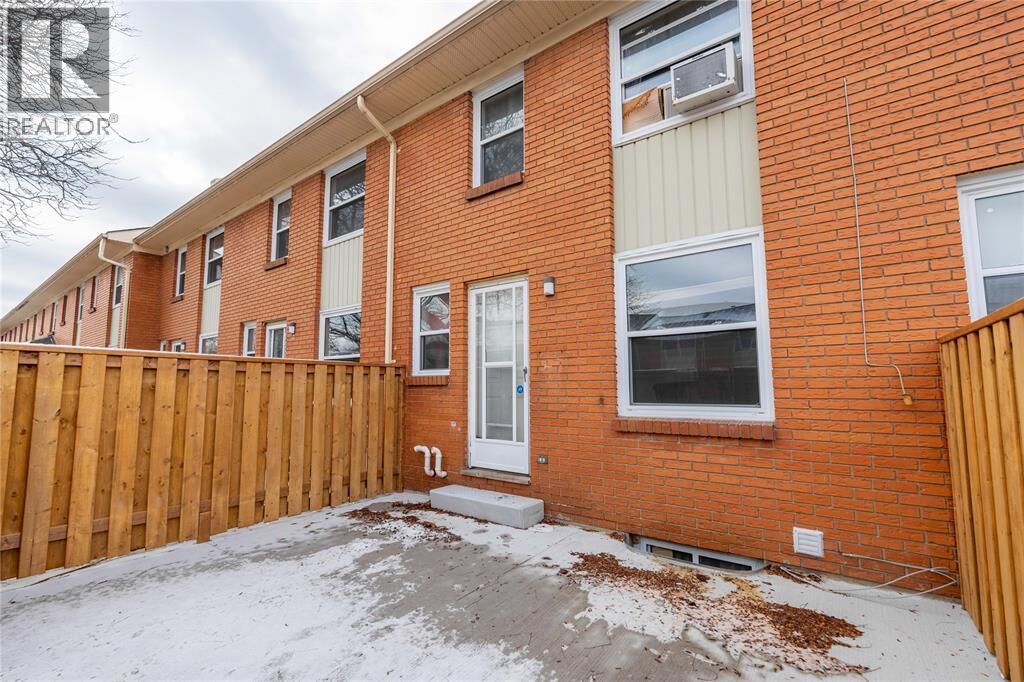 Photo de la propriété:  834 Exmouth Street 23  ON N7T 5R2 