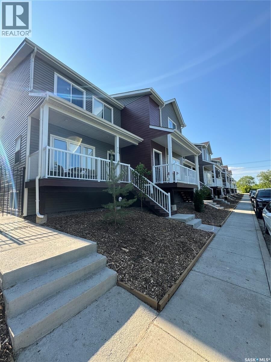 Property Photo:  443 L Avenue S  SK S7M 5Y6 