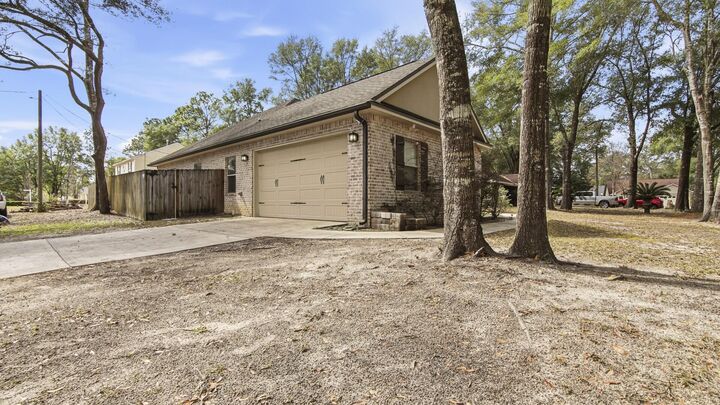 Property Photo: 2806 Dunlop Lane FL 32539