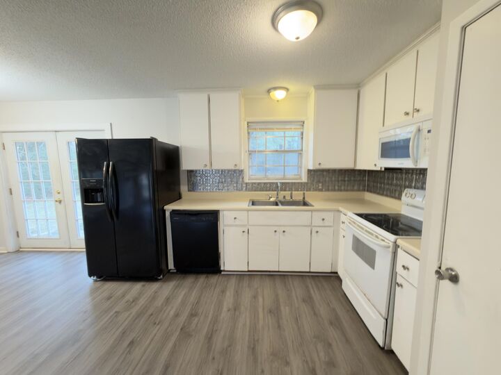 Property Photo:  208 Forrest Parkway  FL 32539 