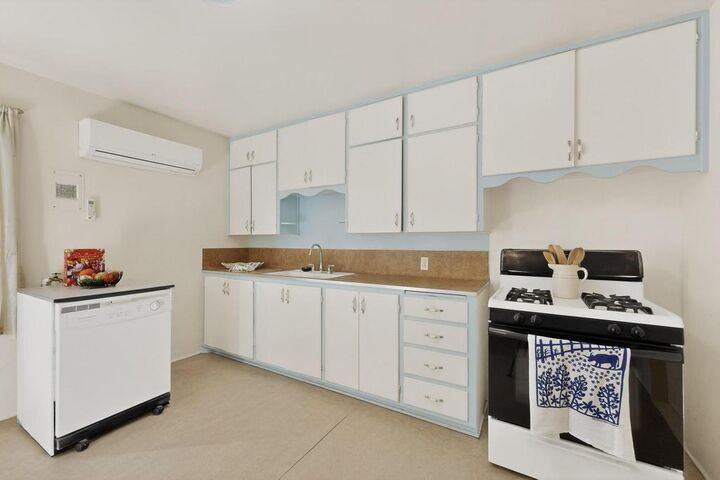 Property Photo: 924 Palomas Drive SE NM 87108