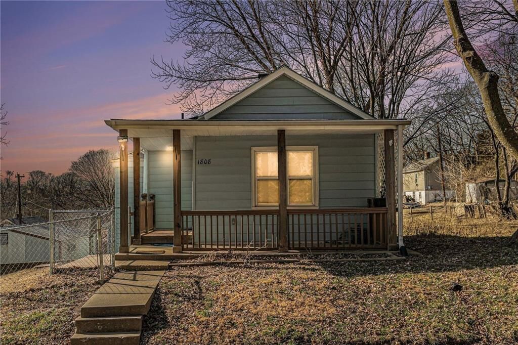 Property Photo:  1808 Bellevue Street  MO 64505 