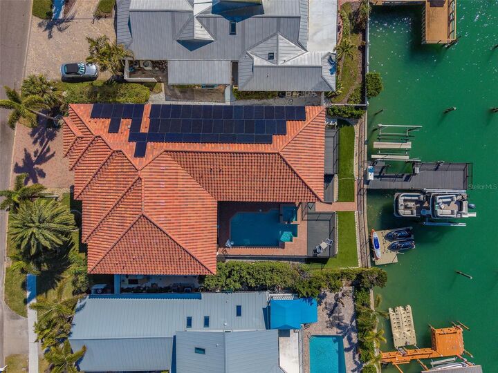 Property Photo:  824 Island Way  FL 33767 