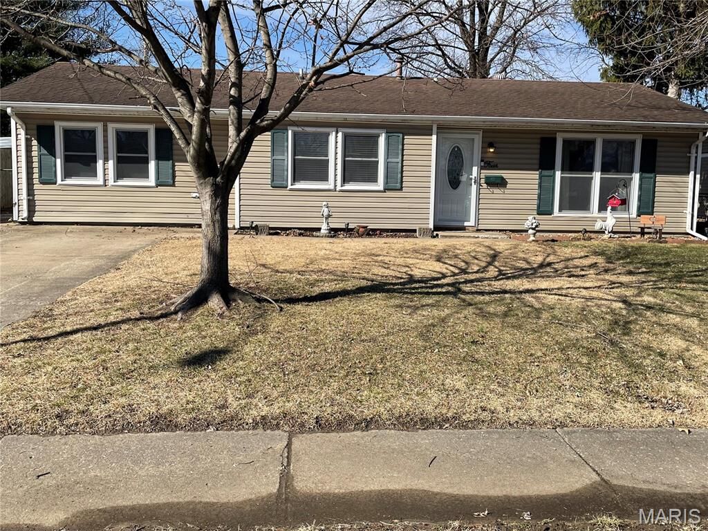 Property Photo:  4 Watertown Circle  IL 62040 