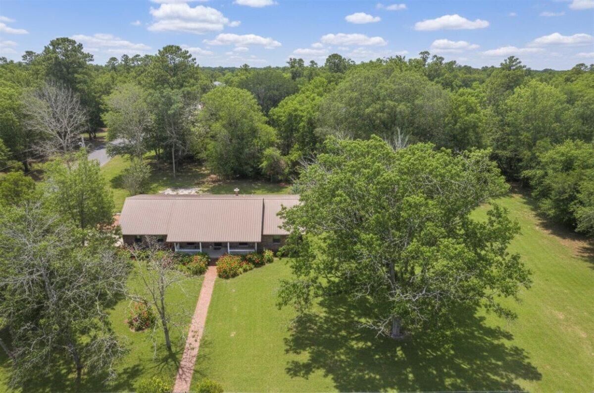 Property Photo: 750 W Orange Avenue FL 32435