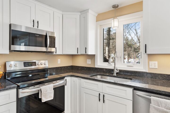 Property Photo:  6 Mills Farm Circle  NH 03038 