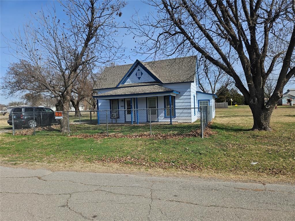 Property Photo:  1106 S 11th Street  OK 73542 