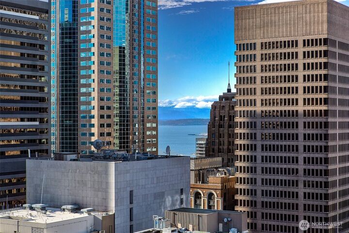 Property Photo:  909  5th Avenue 2002  WA 98164 