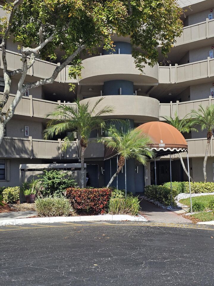 Property Photo:  1001 Colony Point Circle 417  FL 33026 