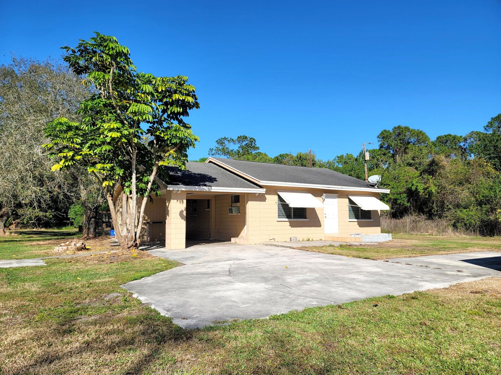 Property Photo: 4306 W Midway Road FL 34981