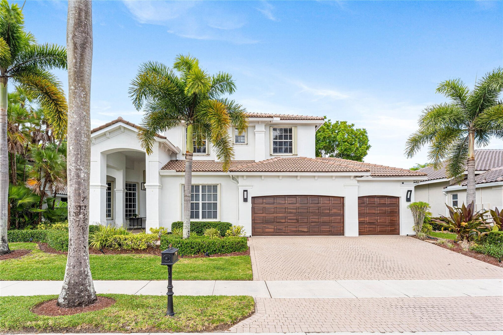 Property Photo:  2527 Montclaire Circle  FL 33327 