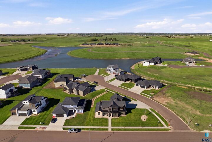 Property Photo:  1130 E Madison St  SD 57064 