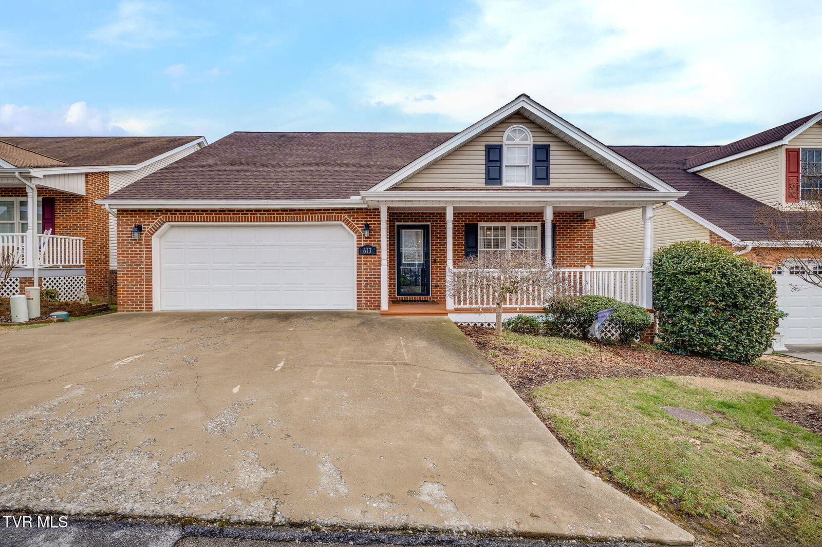 Property Photo:  613 Willowcrest Place  TN 37660 