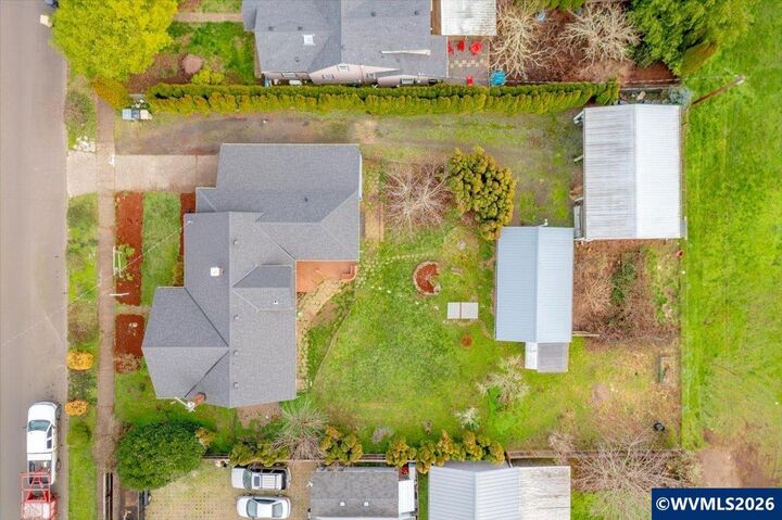 Property Photo:  633 SE Ash St  OR 97338 