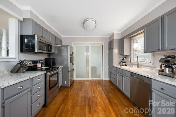 Property Photo: 113 Scottsmoor Drive NC 28214