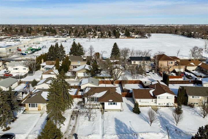 Property Photo:  198 Edgemont Drive  MB R2J 3H9 