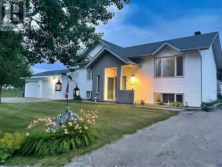 422 Birch Crescent — photo 1