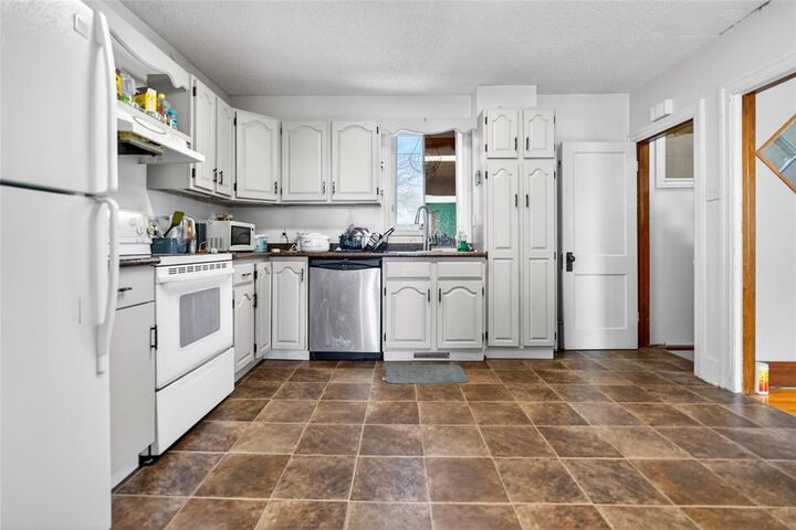 Property Photo: 637 Edison Avenue MB R2G 0M3