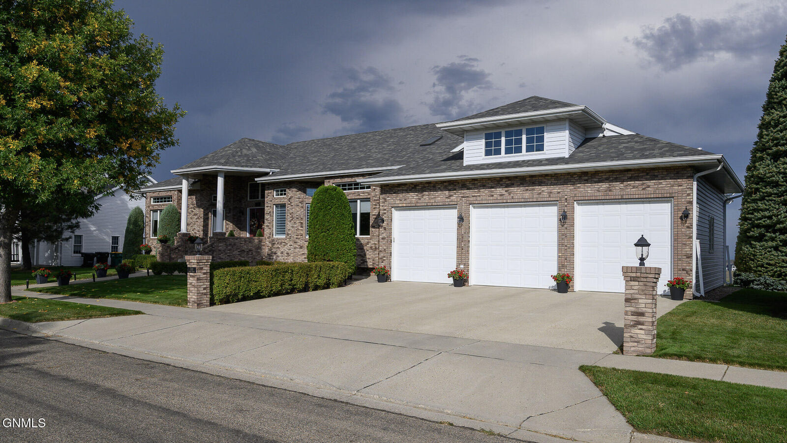 Property Photo:  700 Aspen Avenue  ND 58503 