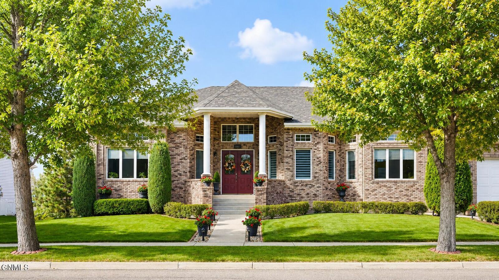 Property Photo:  700 Aspen Avenue  ND 58503 