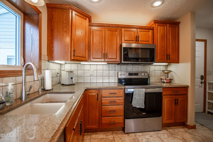 Property Photo:  2322 Grant Drive  ND 58501 