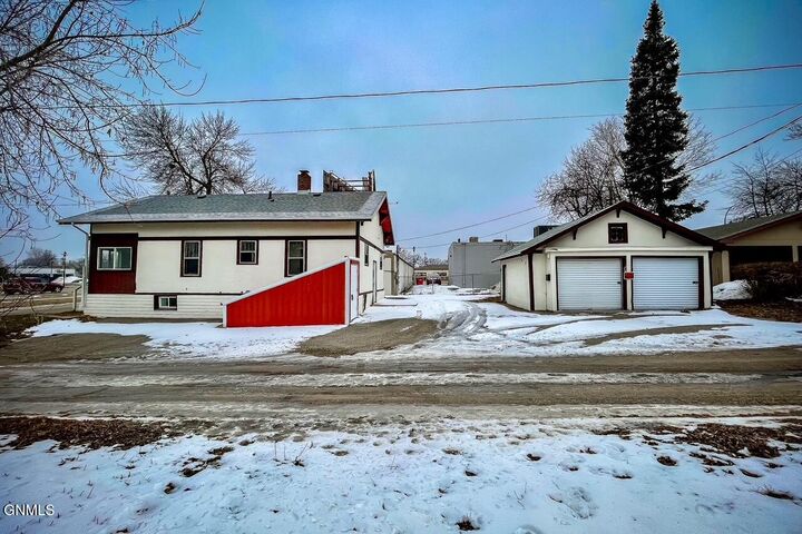 Property Photo:  114 8th Avenue NW  ND 58703 