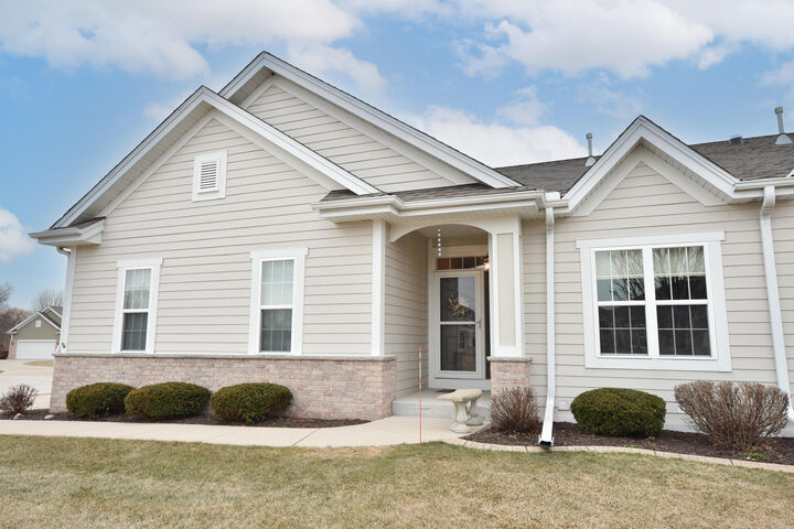Property Photo:  3905 S Five Iron Ct  WI 53151 