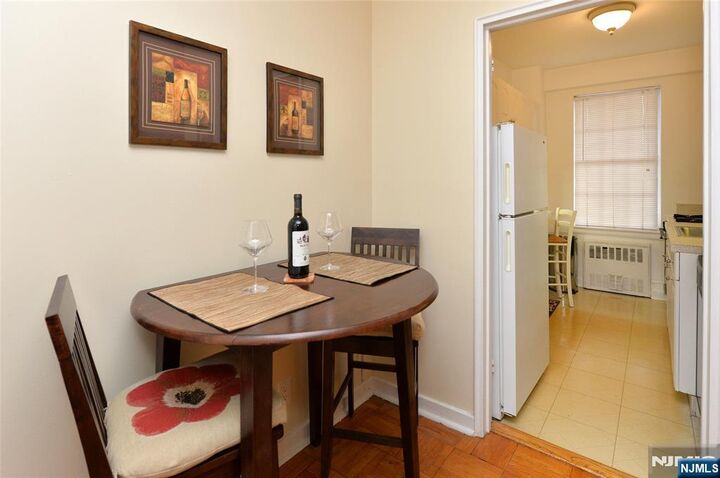 Property Photo:  5 Roosevelt Place 2B  NJ 07042 