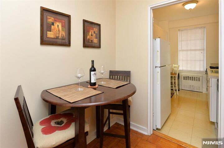 Property Photo:  5 Roosevelt Place 2B  NJ 07042 