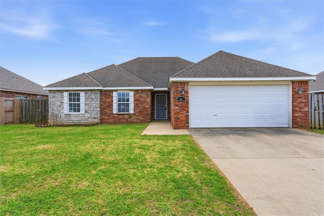 Property Photo:  302 E Southpointe Avenue  AR 72758 