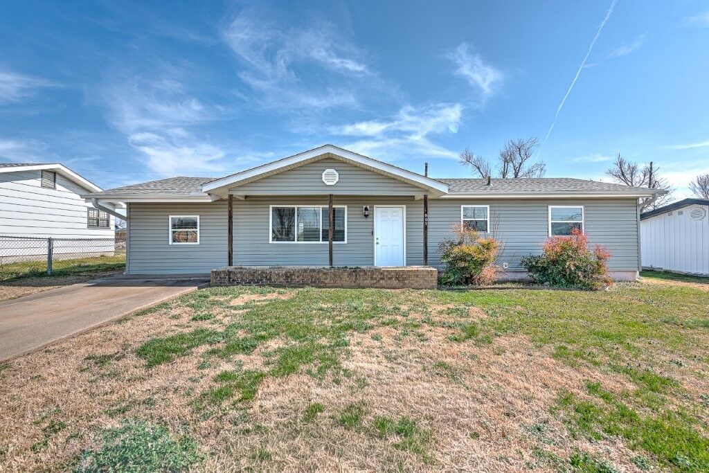 Property Photo:  807 N 14th Street  AR 72756 