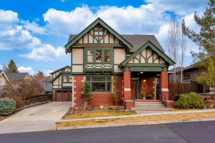 Property Photo:  1216 SW Bryanwood Place  OR 97702 