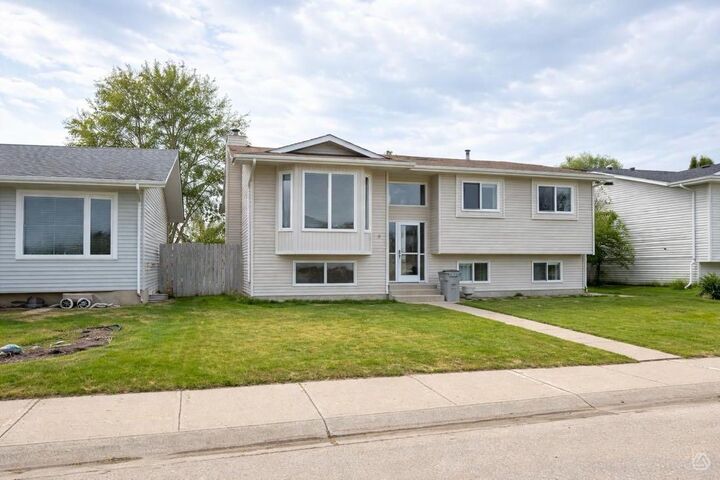 29 Lyons Crescent — photo 1