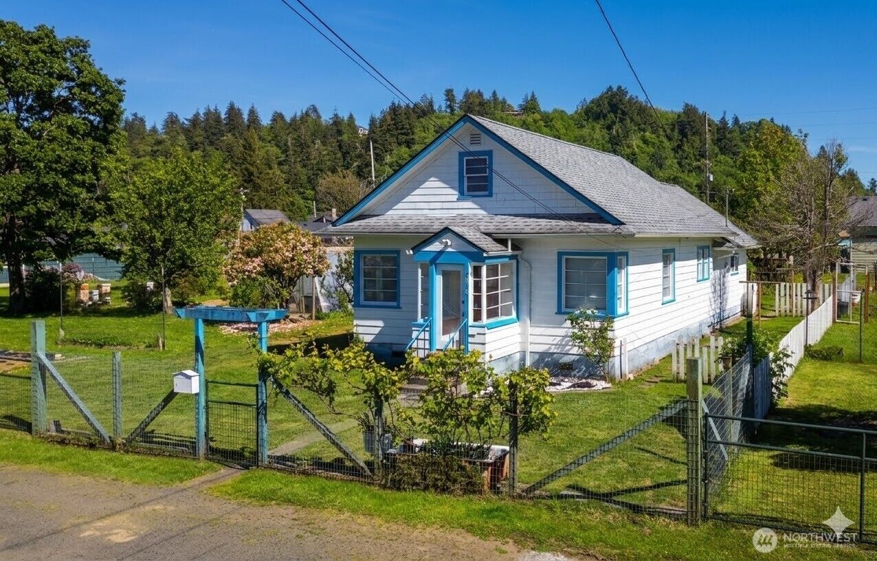 Property Photo:  1015  Randall Street  WA 98520 