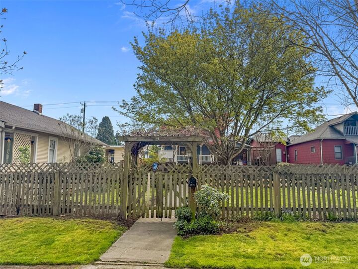Property Photo:  1721  McDougall Avenue  WA 98201 