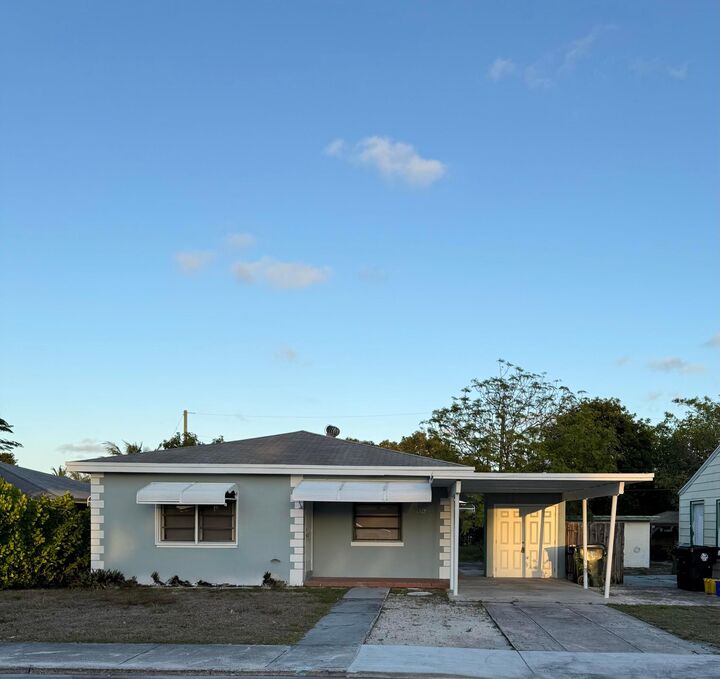 Property Photo:  926 N B Street  FL 33460 