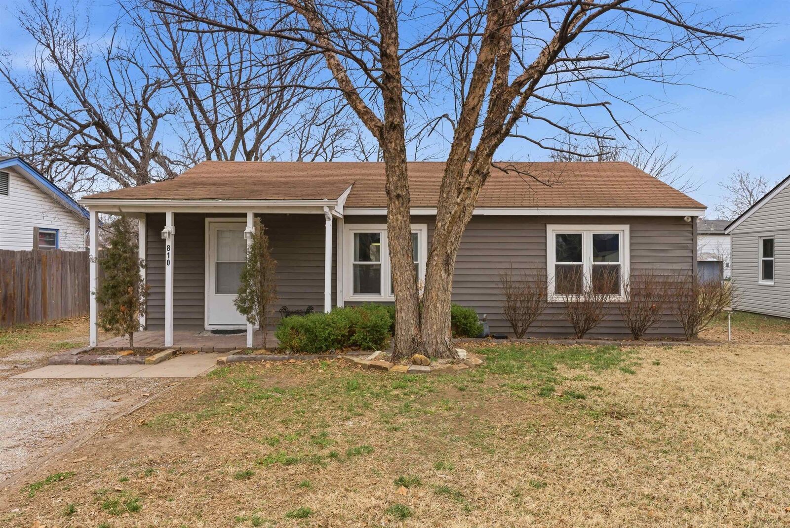 Property Photo:  810 N Anna St  KS 67212 