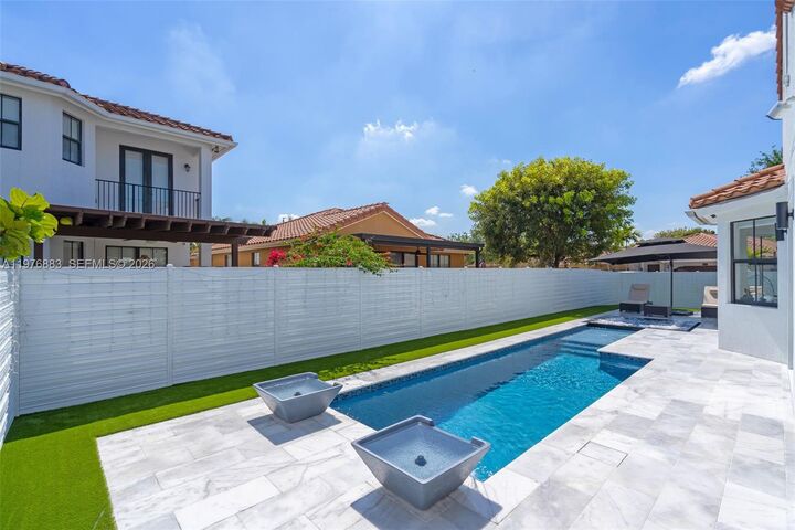 Property Photo:  1005 NW 100th Ave  FL 33172 