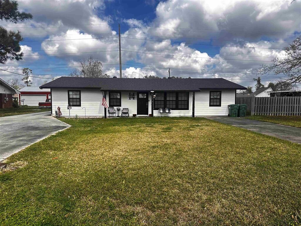 Property Photo:  209 W Lee W  LA 70663-5437 