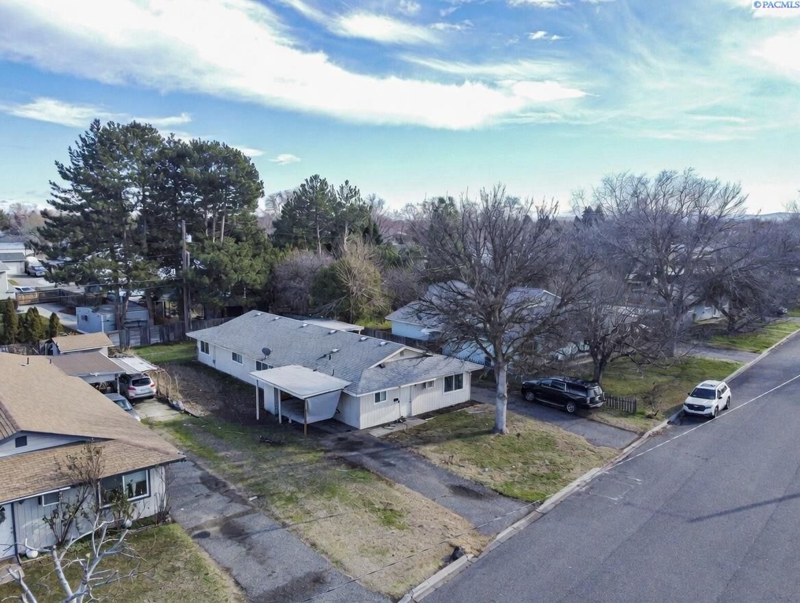 Property Photo:  1942 Luther Pl  WA 99354 