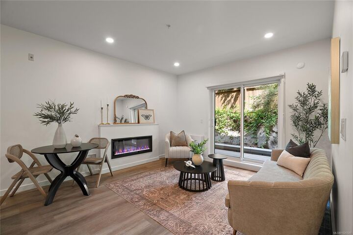 Photo de la propriété:  610 Lampson St 404  BC V9A 0L4 