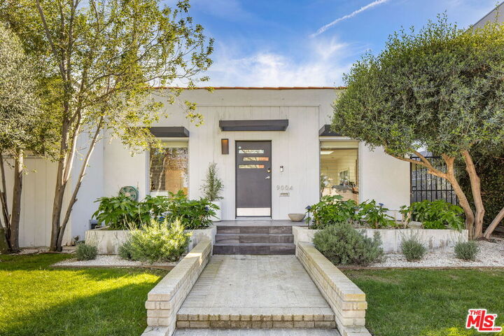 Property Photo:  9004 Ashcroft Ave  CA 90048 