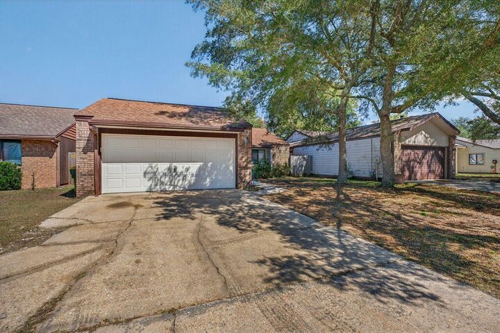 Property Photo:  1020 Alderwood Way  FL 32578 