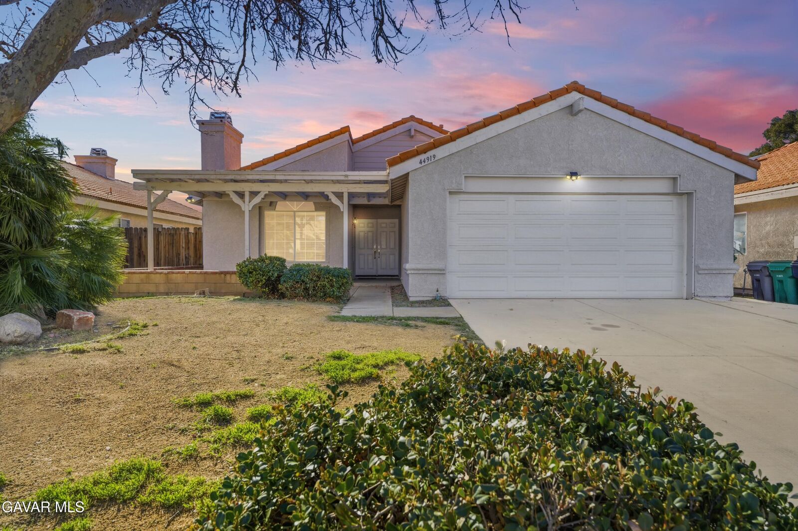 Property Photo:  44919 Fenhold Street  CA 93535 