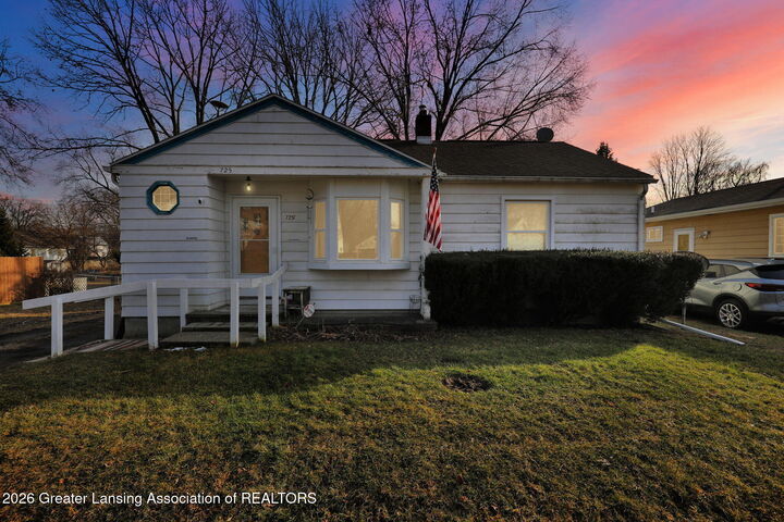 Property Photo:  725 Dunlap Street  MI 48910 