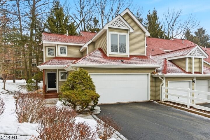 Property Photo:  20 Heritage Ct  NJ 07438 