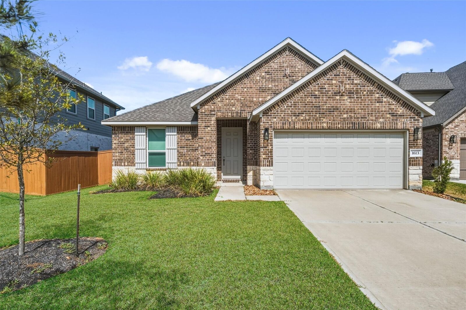 Property Photo: 1613 Sunbend Lane TX 77493