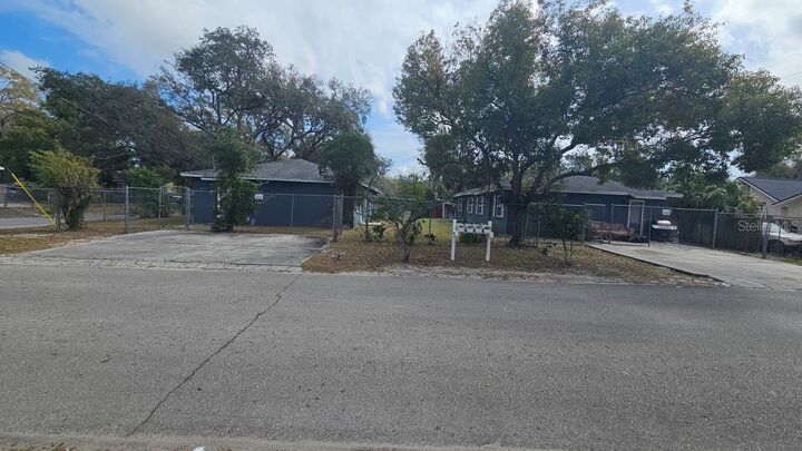 Property Photo:  10405 N Jasmine Avenue  FL 33612 