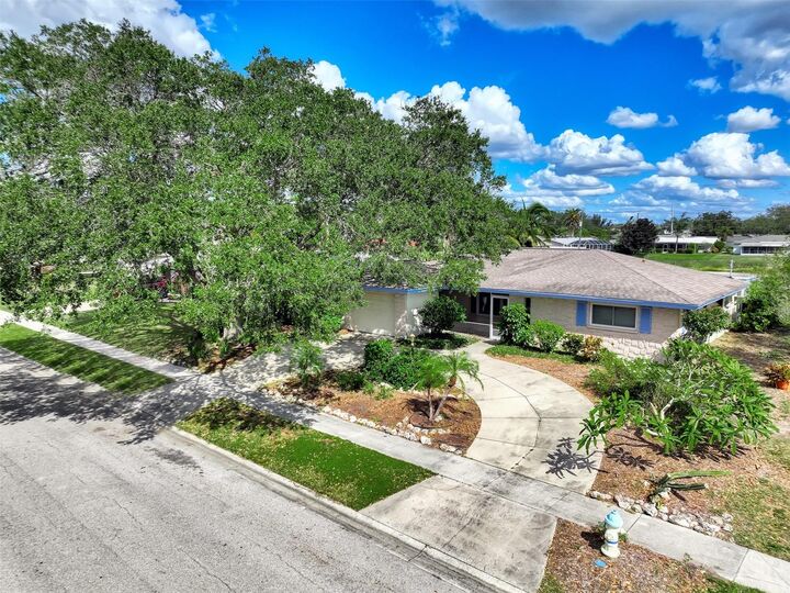 Property Photo:  3304 Kenmore Drive  FL 34231 